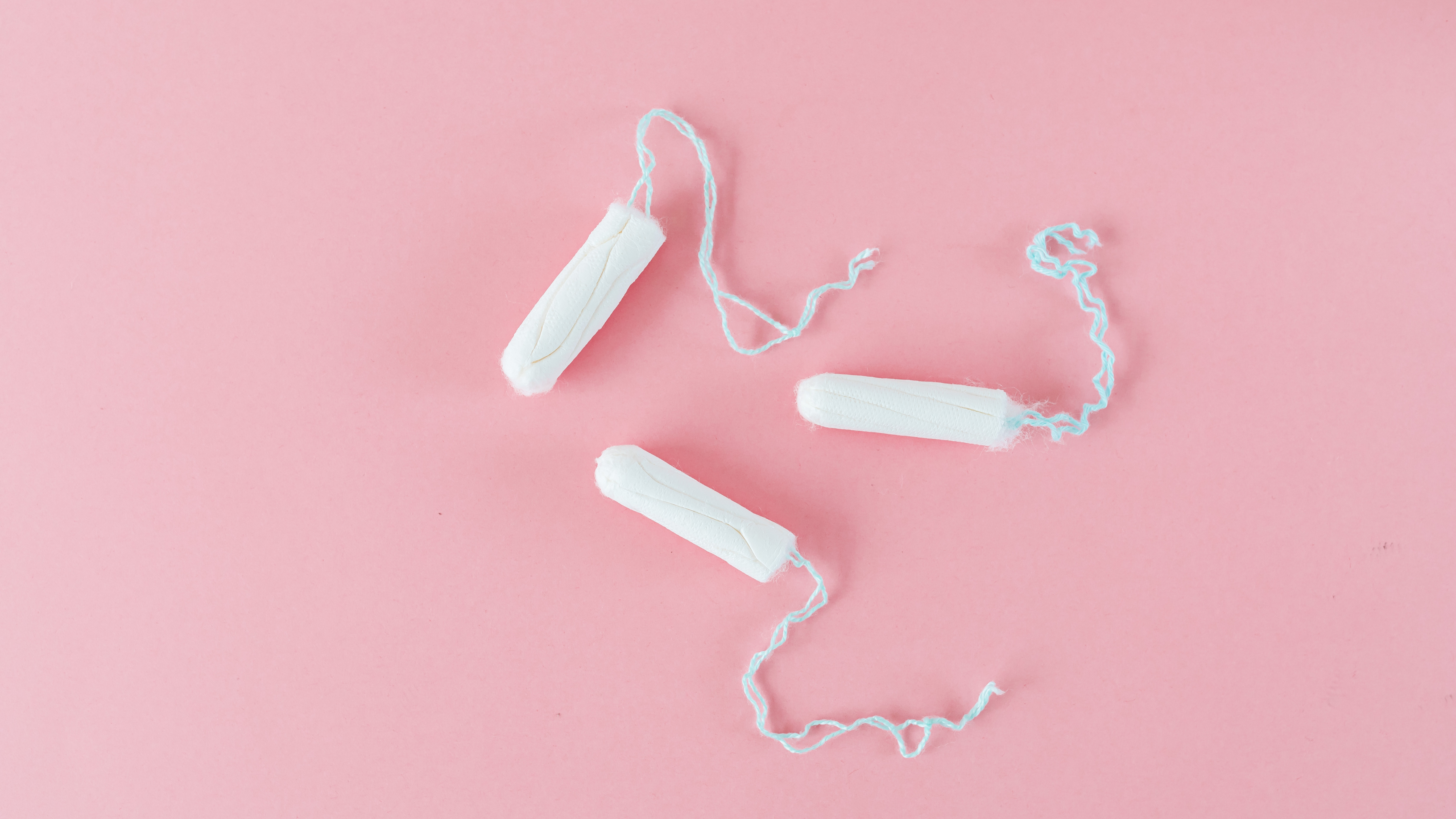 Bilde av tamponger på rosa bakgrunn - mensen