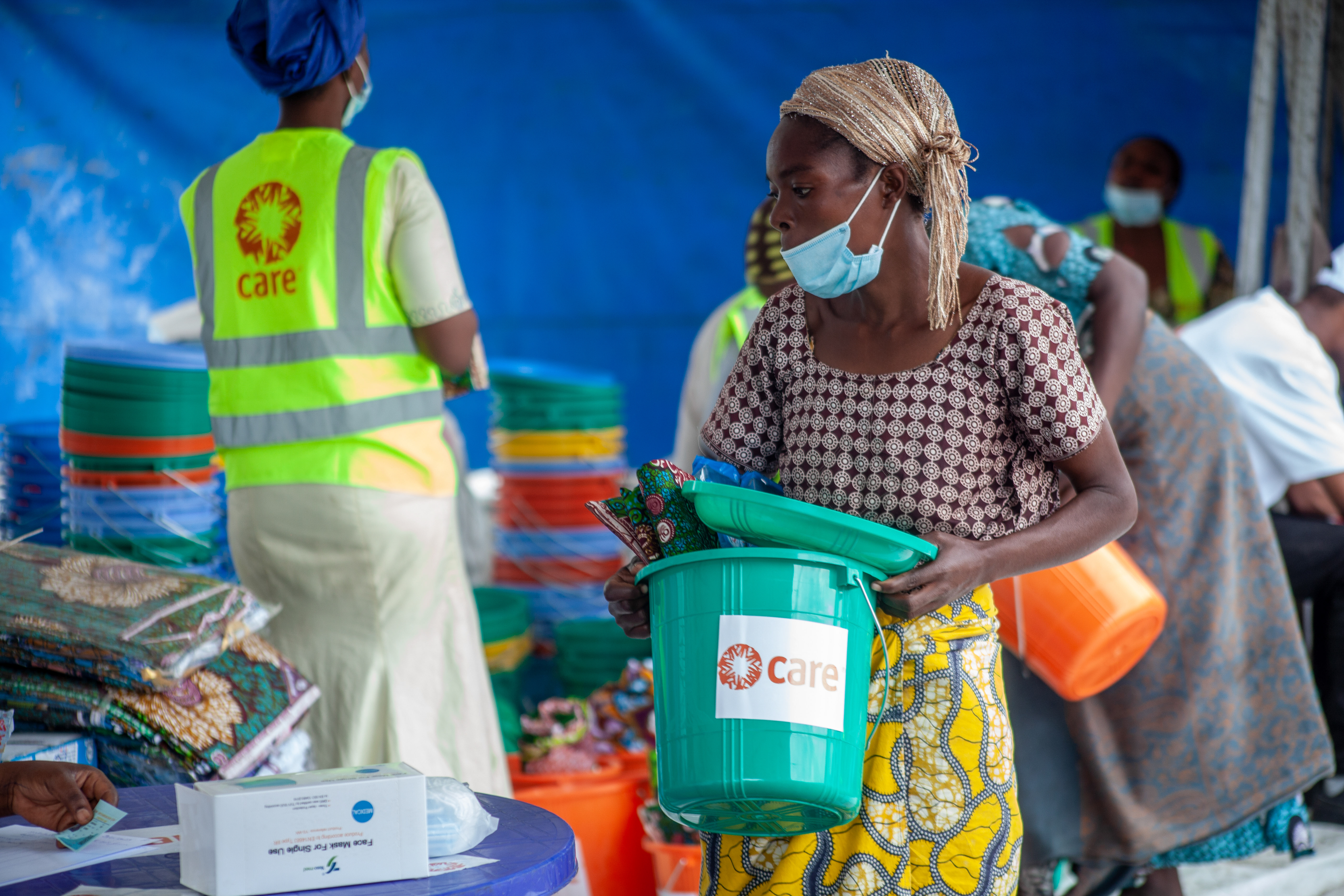 Kvinne mottar nødhjelp i en flyktningleir i Kongo.