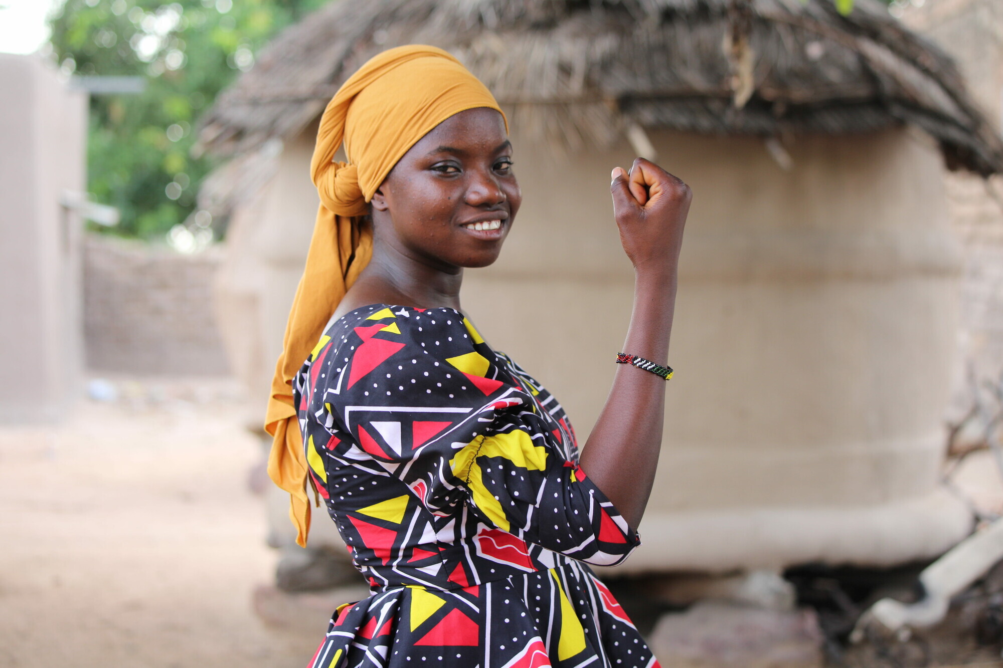 Jente fra Mali som viser styrke og mot.