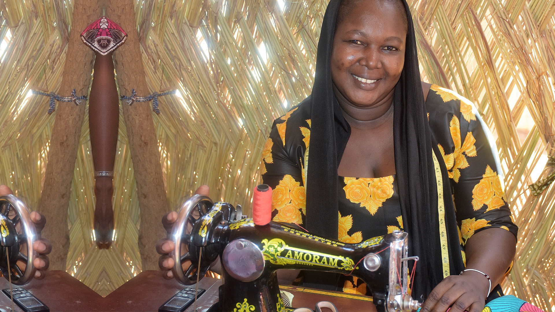 Hadiza med sin symaskin