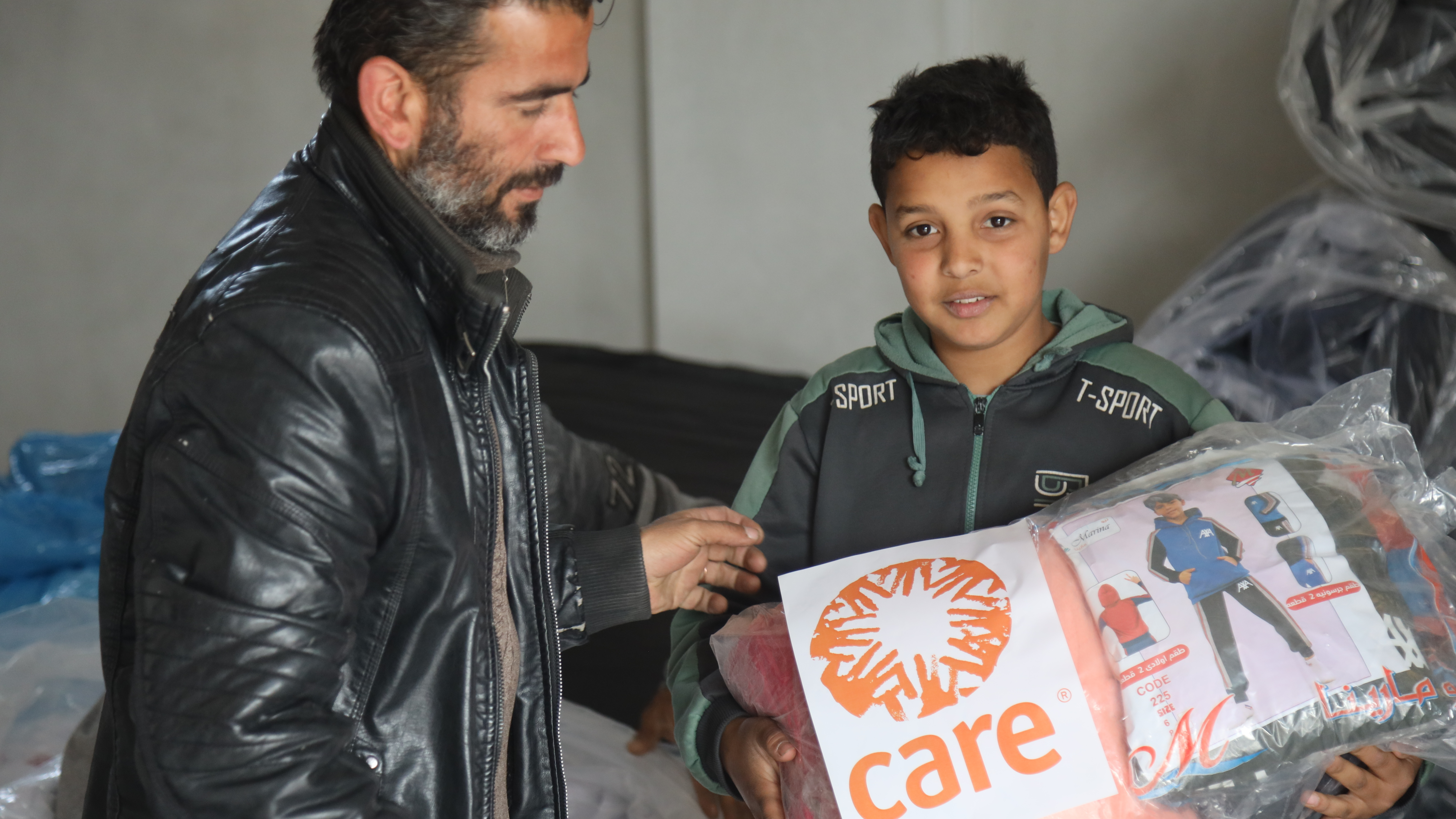 Bilde av en gutt i Gaza, som har mottatt nødhjelp fra CARE